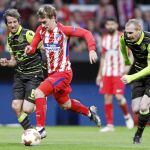 Griezmann, perseguido por Coentrao y Mathieu antes de marcar el segundo gol del partido