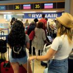 Pasajeros en los mostradores de la aerolínea en el aeropuerto de Valencia / Reuters
