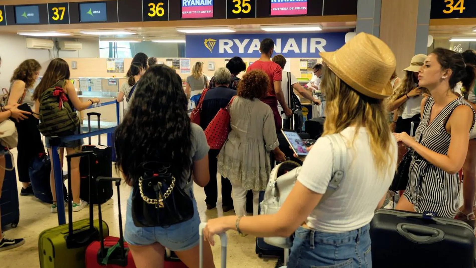 Pasajeros en los mostradores de la aerolínea en el aeropuerto de Valencia / Reuters