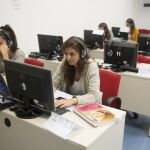 Mujeres desempleadas reciben formación un centro de referencia del INEM. Foto, Luiz Díaz
