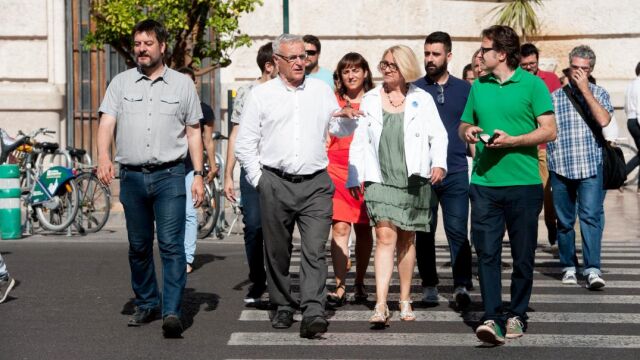 El alcalde, Joan Ribó, acompañado por varios de sus concejales (KIKE TABERNER, ARCHIVO)