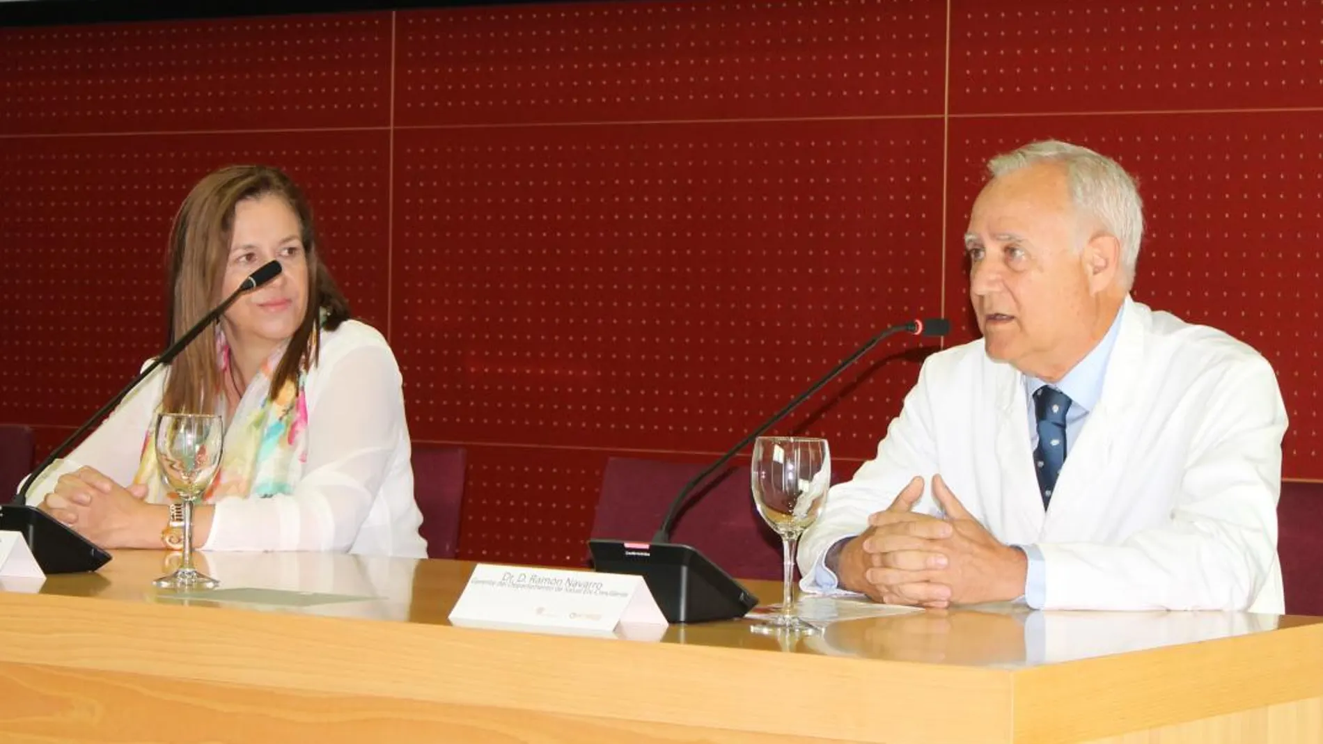 En la gráfica, los doctores Sergio J. Amores y Esther Navarro, que impartieron las conferencias sobre la influencia de la mente en los procesos obstétricos en el que participaron 250 matronas