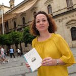 La esposa de Santiago Talaya, Victoria Gómez, con el libro “Los ecos del boom de la radio” (Foto: Manuel Olmedo)