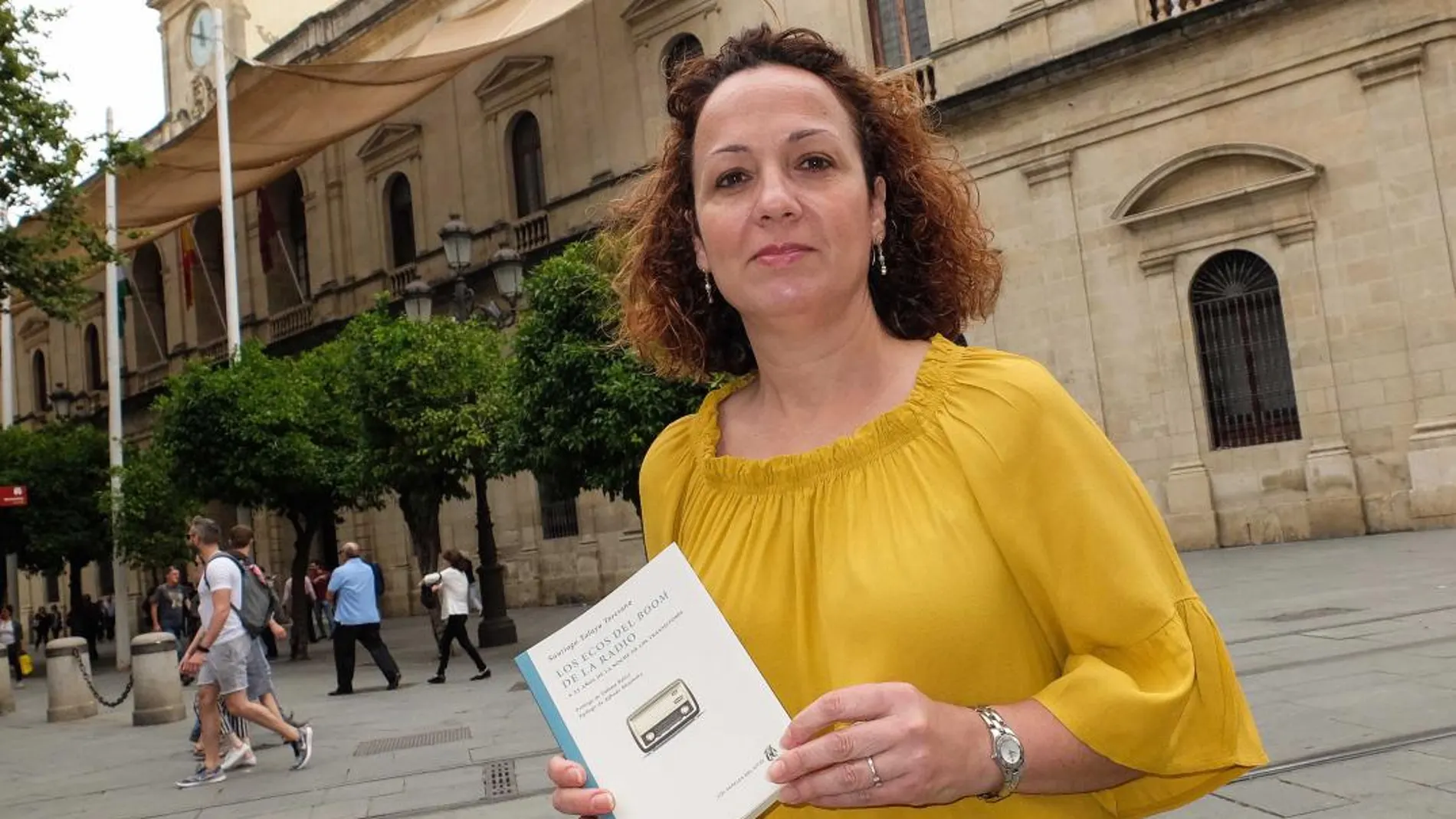 La esposa de Santiago Talaya, Victoria Gómez, con el libro “Los ecos del boom de la radio” (Foto: Manuel Olmedo)