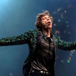 Fotografía de archivo del 29 de junio del 2013 que muestra al líder de The Rolling Stones, el británico Mick Jagger, mientras actúa sobre el escenario en el festival de Glastonbury 2013 en el Reino Unido. Foto: EFE/ Facundo Arrizabalaga