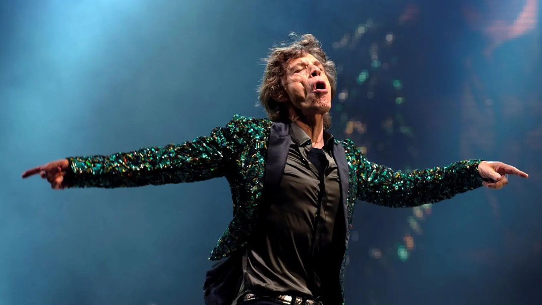 Fotografía de archivo del 29 de junio del 2013 que muestra al líder de The Rolling Stones, el británico Mick Jagger, mientras actúa sobre el escenario en el festival de Glastonbury 2013 en el Reino Unido. Foto: EFE/ Facundo Arrizabalaga