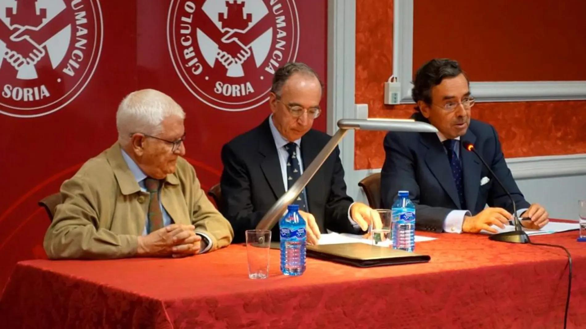 Juan Ignacio Tello Bellosillo imparte la conferencia junto al conde de Ripalda, Amalio de Marichalar, y el doctor Juan Manuel Ruiz Liso.