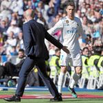 Zidane y Cristiano chocan sus manos tras el cambio de ayer