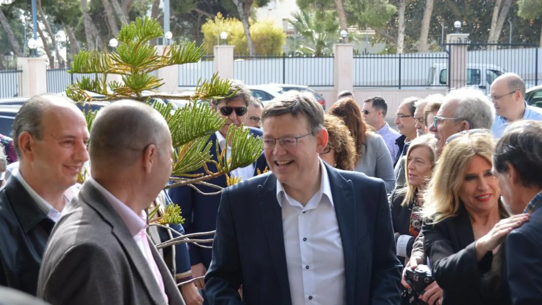 El secretario general del PSPV, Ximo Puig, asistió ayer a un almuerzo con militantes en Alicante. En la fotografía, junto a la candidata a la Alcaldía, Eva Montesinos, que no logró los votos necesarios para mantenerla en manos del PSPV