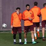 Los jugadores del Barcelona escuchan la charla de Valverde en el entrenamiento de ayer