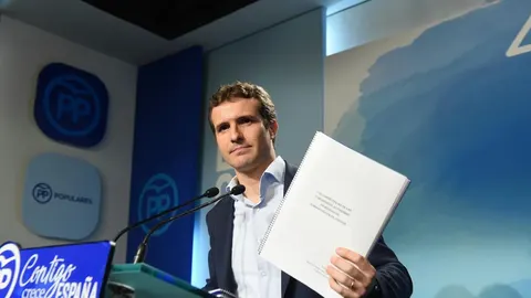El vicesecretario de comunicación del Partido Popular, Pablo Casado, durante la rueda de prensa que ha ofrecido esta mañana en la sede del partido, donde ha presentado toda la documentación sobre su máster de la Universidad Rey Juan Carlos