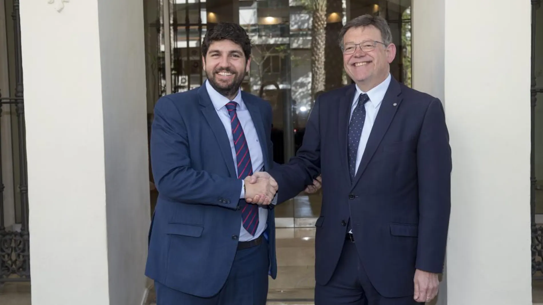 El jefe del Ejecutivo regional, Fernando López Miras, se reunió ayer en Alicante con el presidente de la Generalitat Valenciana, Ximo Puig