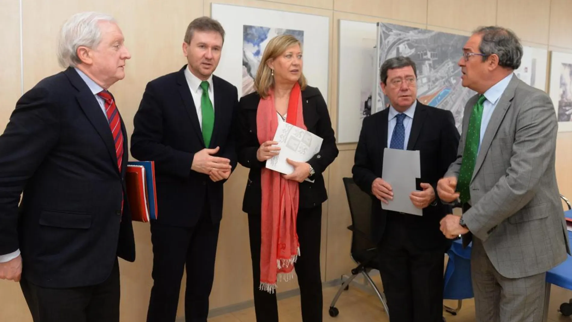 Pilar del Olmo junto a Javier Lacalle, César Rico, Antonio Miguel Méndez Pozo y Baudilio Fernández, en la presentación de la ampliación del Puerto Seco de Burgos