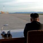El líder norcoreano Kim Jong Un observa el lanzamiento de un misil Hwasong-12, en una imagen de archivo / Foto: Reuters