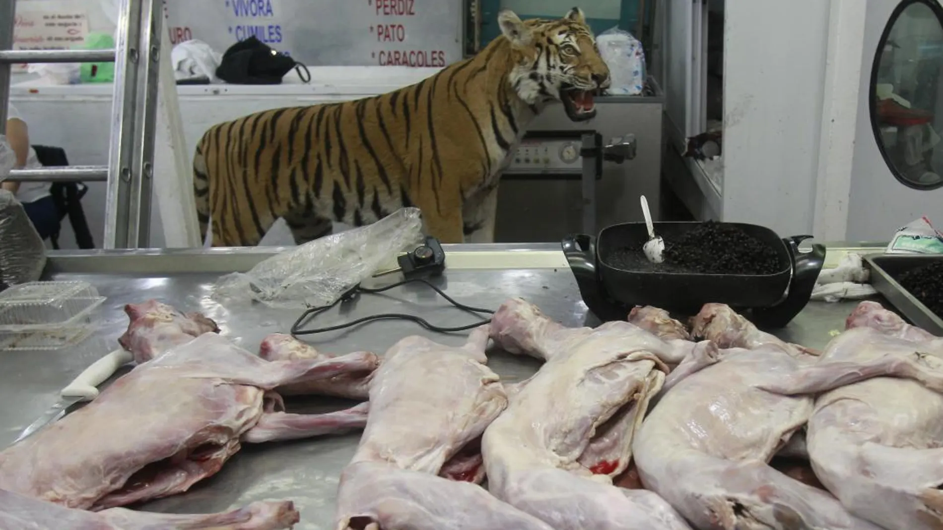 Fotografía de archivo del 17 de mayo de 2017, de la venta de carne de animales exóticos en el mercado de San Juan, en Ciudad de México (México)
