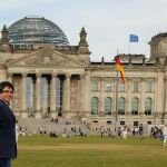 Carles Puigdemont posa frente a la sede del parlamento alemán, en Berlín (Foto: Reuters)