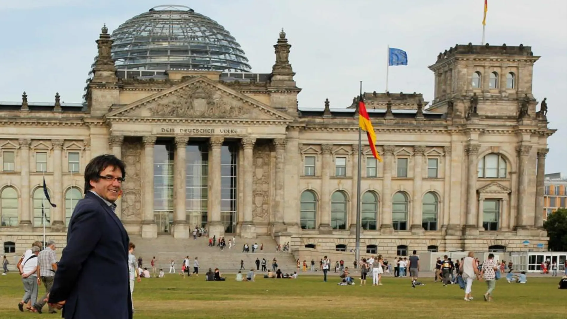Carles Puigdemont posa frente a la sede del parlamento alemán, en Berlín (Foto: Reuters)