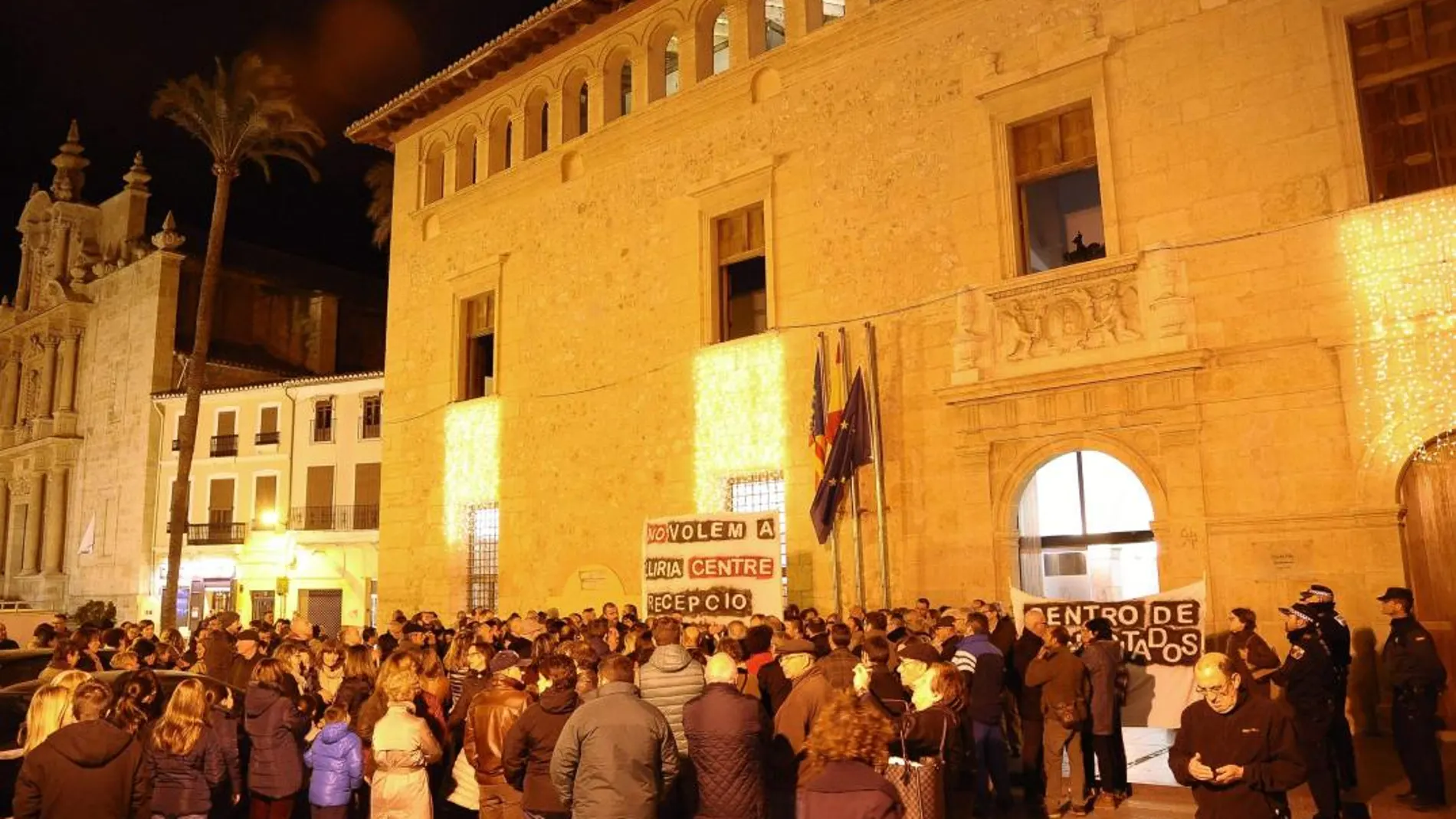 Los vecinos de Llíria se manifestaron ayer en contra del centro de recepción de menores y piden una residencia