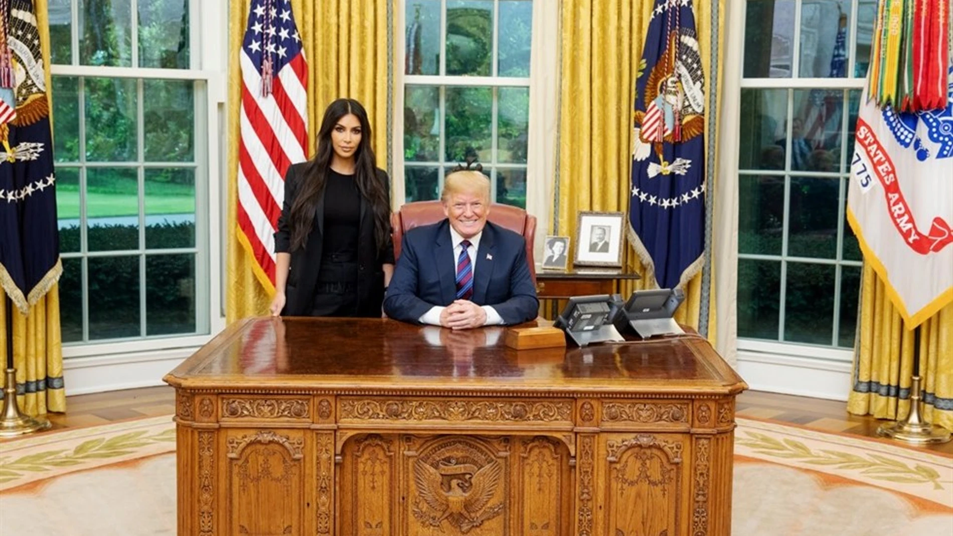 Kim Kardashian durante su encuentro con Donald Trump en la Casa Blanca / Twitter
