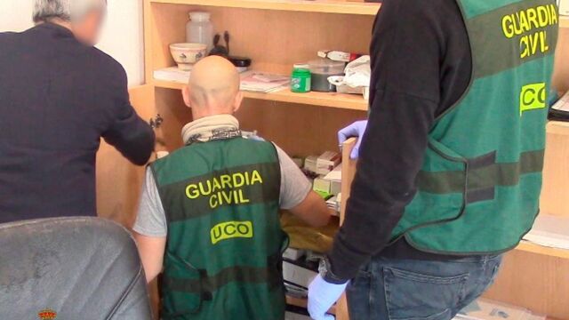 Varios agentes de la Guardia Civil, durante uno de los registros
