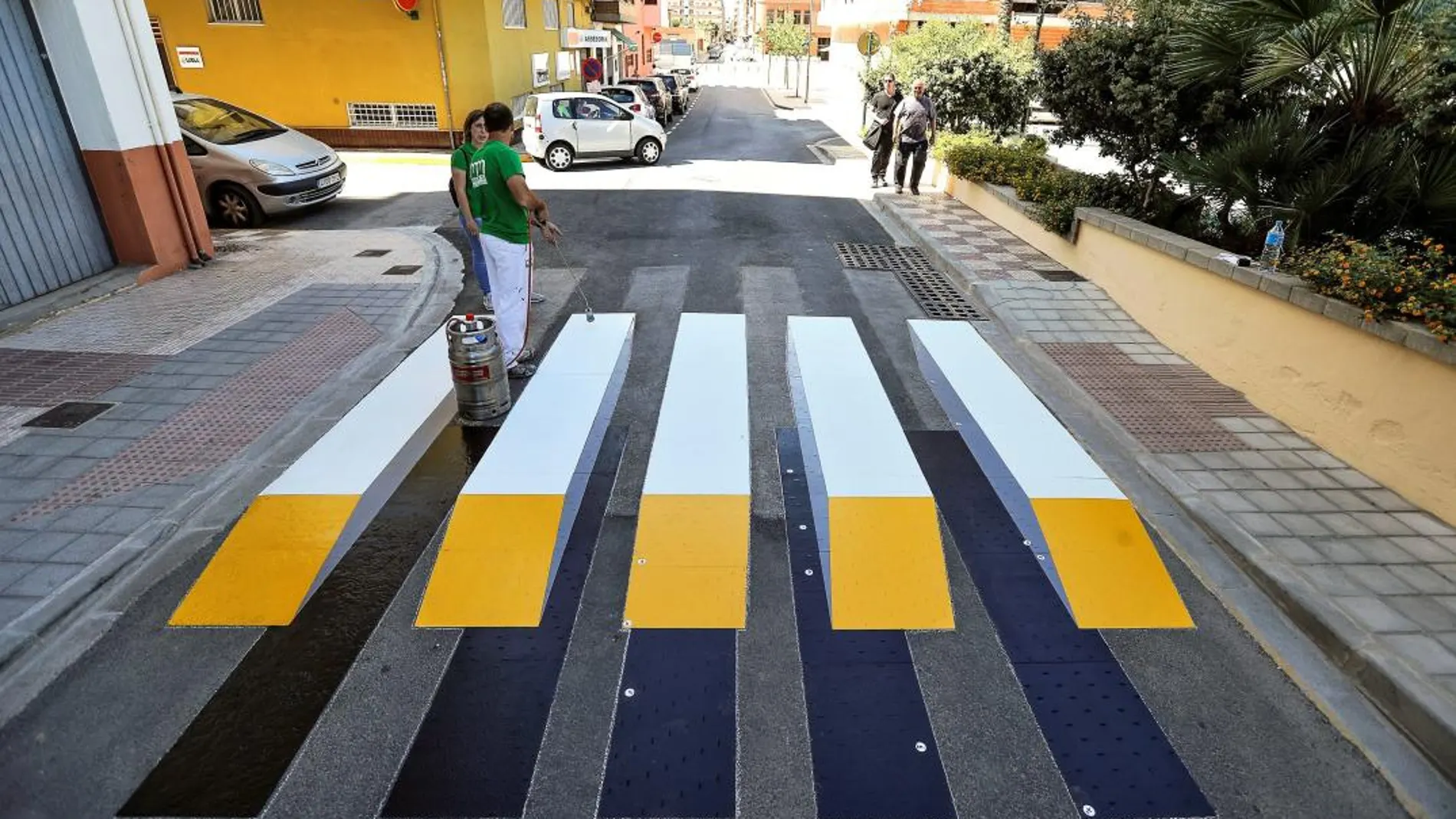 Un operario trabaja en la colocación del primer paso de peatones en 3D termofusible de España, que el Ayuntamiento de Almussafes (Valencia) ha instalado en la calle Ausias March / Foto: Efe
