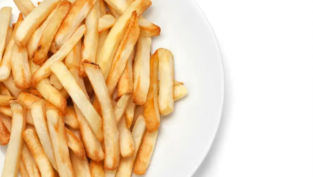 Las patatas fritas es un plato que deberíamos tomar solo esporádicamente. Como todos los fritos, contienen un alto contenido calórico.