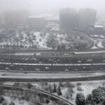 Vista general de la M30 bajo la intensa nevada caída esta mañana en el centro de la capital. EFE/Angel Díaz