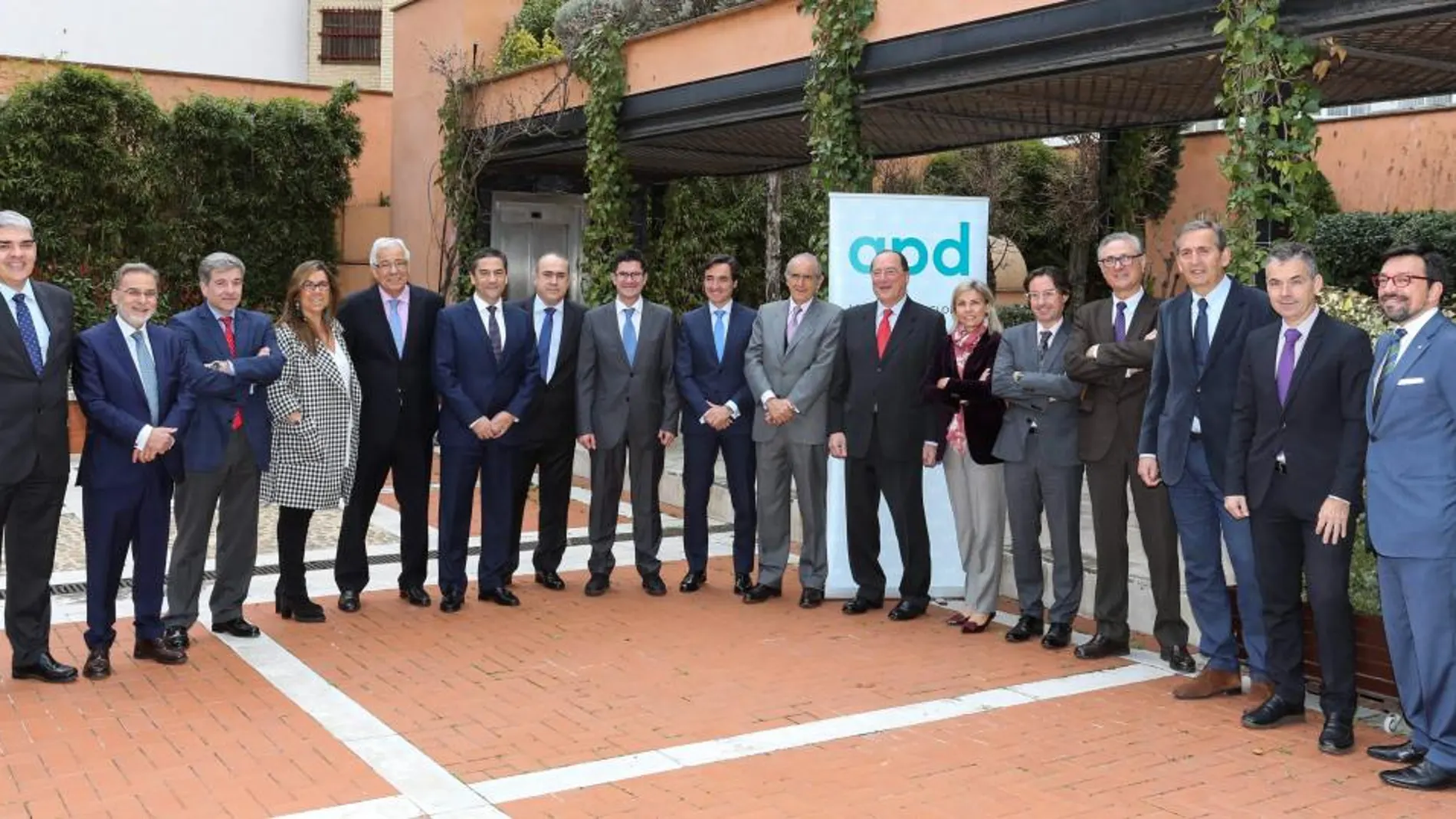 Foto de familia del nuevo Consejo de la Asociación para el Progreso de la Dirección en Castilla y León, que preside Carlos Moro