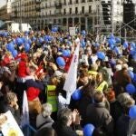 Centenares de personas se reúnen esta tarde en la Puerta del Sol en Madrid bajo el lema "Sí a la vida".