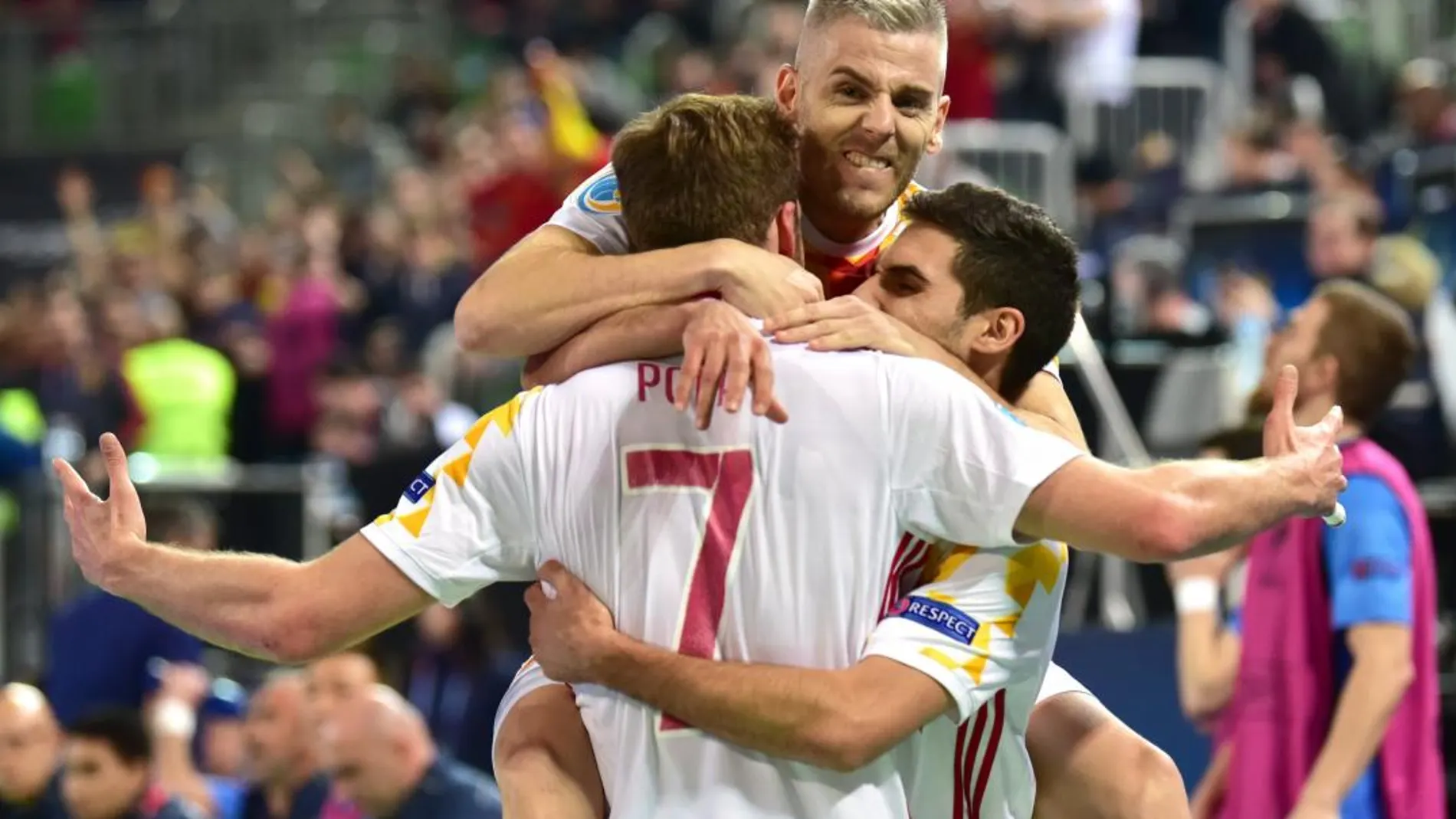 Pola (c) de España celebra un gol ante Kazajistán