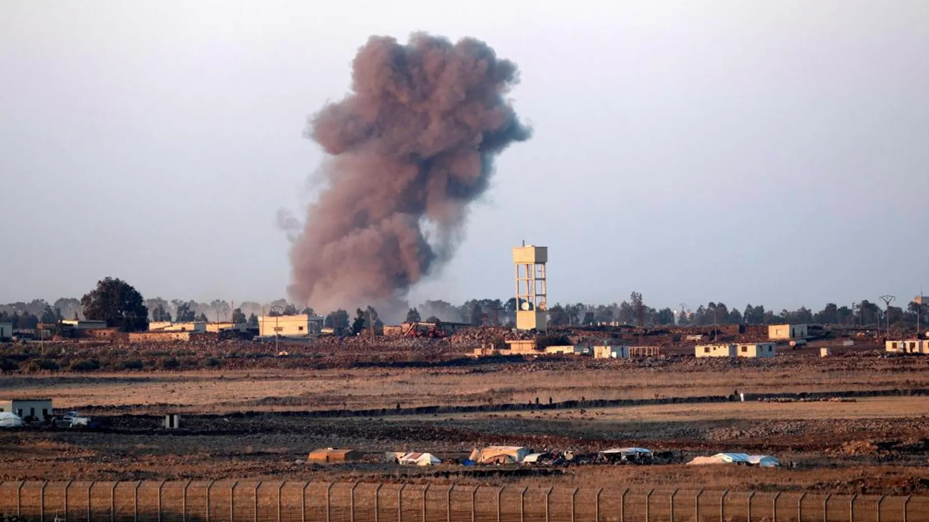 El humo asciende tras un ataque ruso sobre los Altos del Golán, en el pueblo Sayda al-Golan