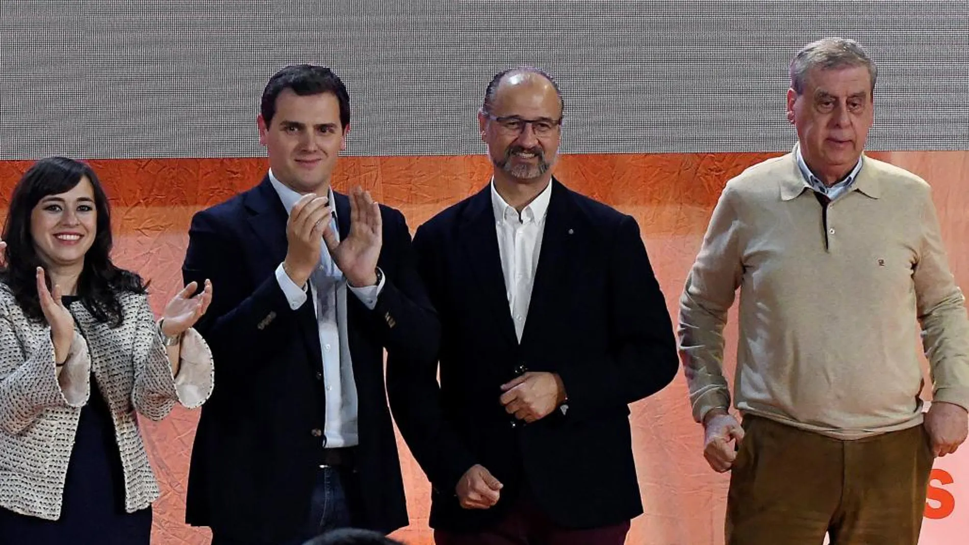 El presidente de Ciudadanos, Albert Rivera, en León, junto a los líderes de Castilla y León Luis Fuentes, Gemma Villarroel y Sosa Wagner