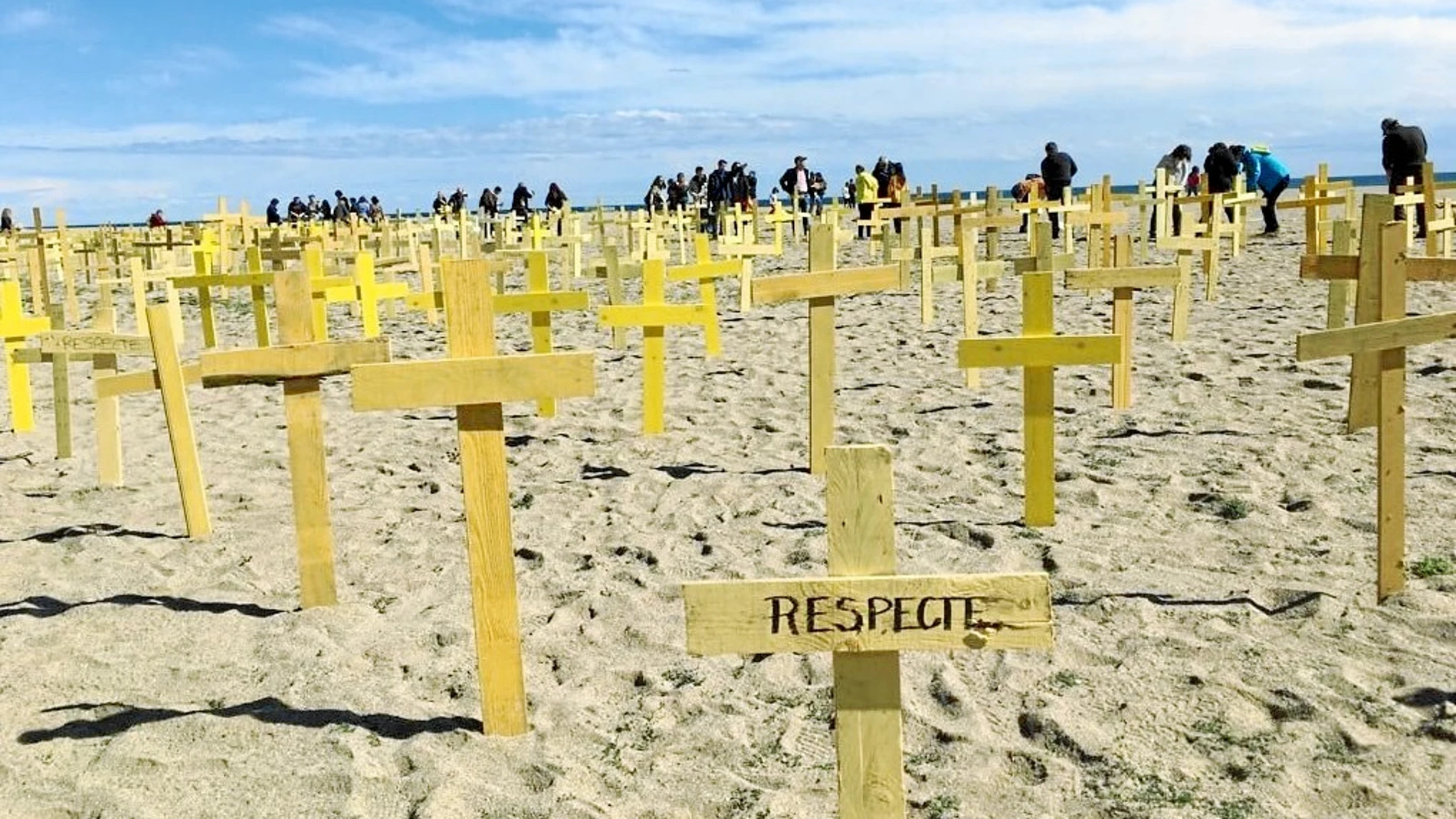 Los secesionistas han llenado playas, plazas y calles con cruces pidiendo la liberación de los presos del «procés»