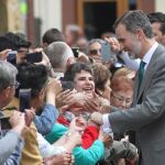 El Rey recibe el cariño de los miles de vecinos de Aguilar de Campoo que se echaron a la calle para darle la bienvenida