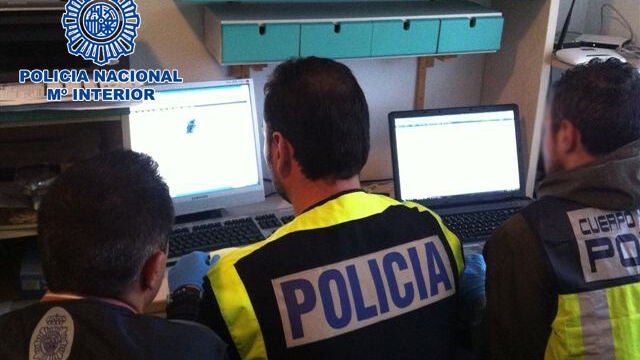Durante esta operación se han realizado 42 registros domiciliarios por toda la geografía española, en los que se han intervenido numerosos ordenadores portátiles, más de 100 discos duros, discos compactos y DVD