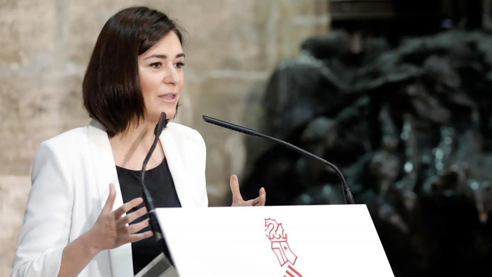 La consellera de Sanidad, Carmen Montón, participó ayer en la presentación de las ayudas al copago de tratamientos farmacológicos para personas desempleadas, que se celebró en el Palau de la Generalitat
