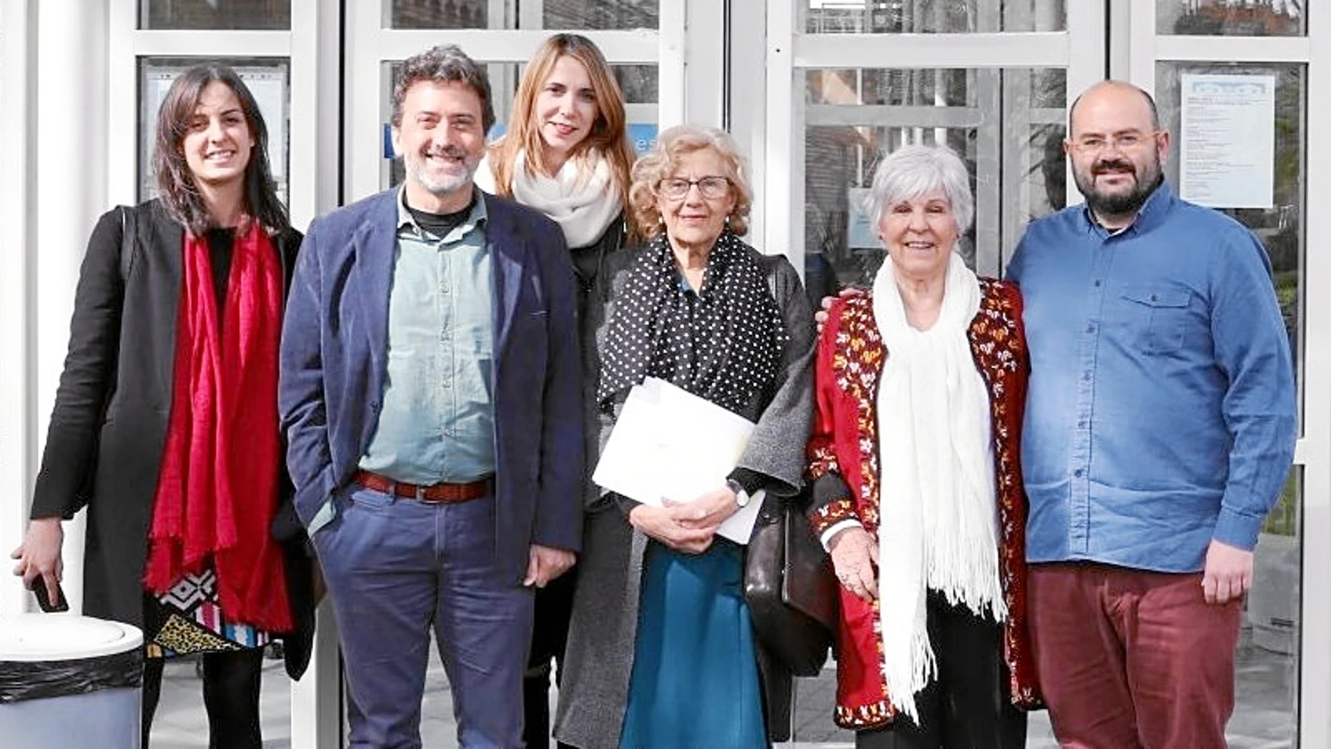 Carmena, junto a la nieta de Altamira y varios concejales del Ayuntamiento de la capital