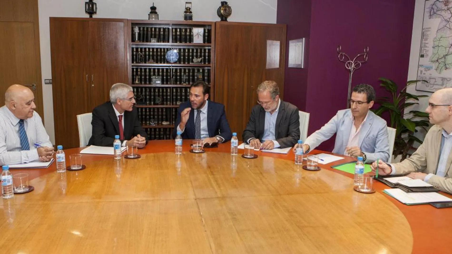 El alcalde de Valladolid, Óscar Puente; el concejal Manuel Saravia y representantes de la Plataforma Avant se reúnen con los nuevos responsables de Renfe, Isaías Tábuas y José Luis Cachafeiro