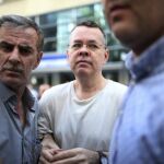 Andrew Bruson es un pastor estadounidense que está bajo arresto domiciliario en Turquía, acusado de terrorismo, tras haber salido este miércoles de prisión. Foto: (AP Photo/Emre Tazegul.