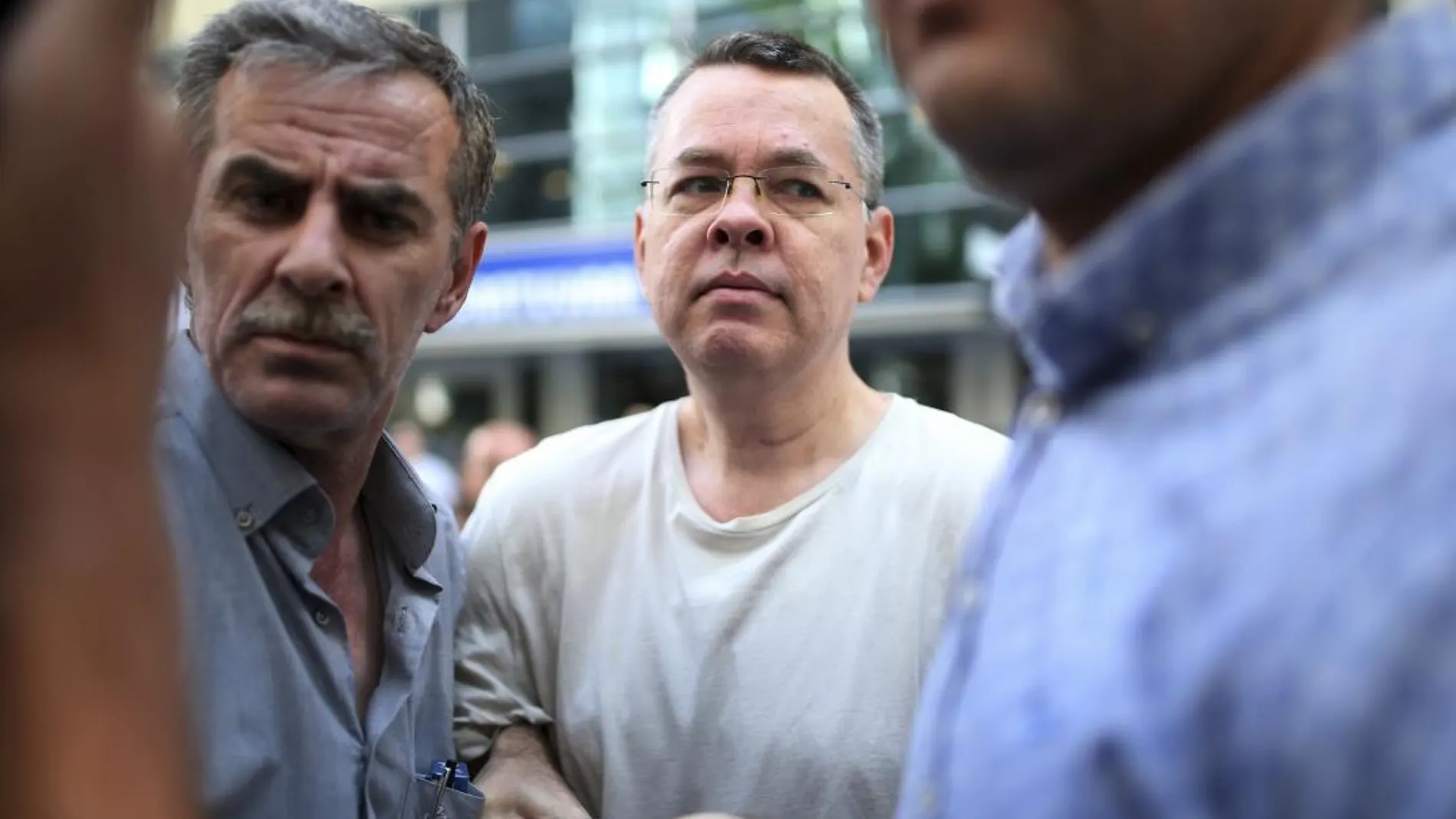 Andrew Bruson es un pastor estadounidense que está bajo arresto domiciliario en Turquía, acusado de terrorismo, tras haber salido este miércoles de prisión. Foto: (AP Photo/Emre Tazegul.