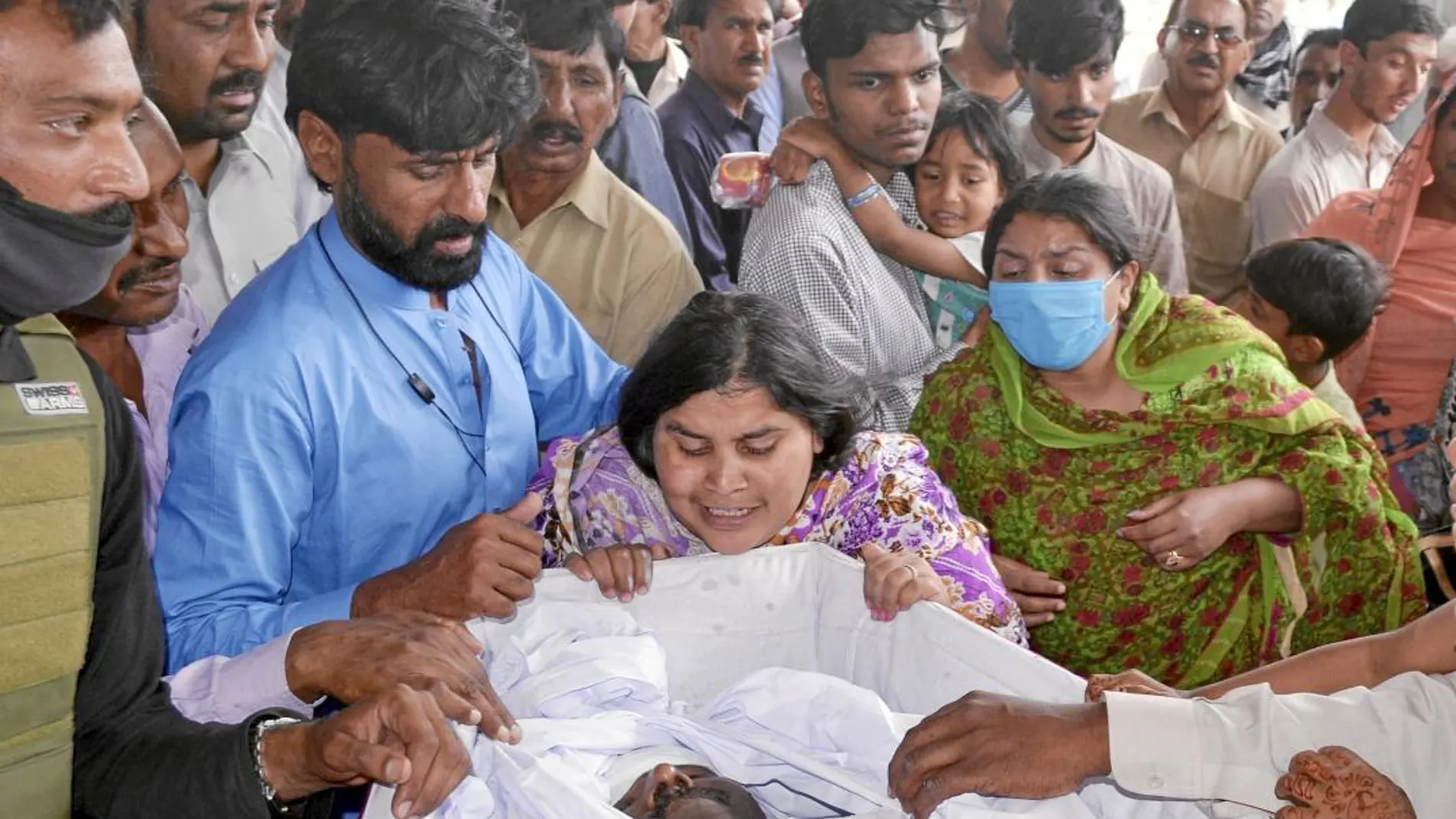 Los seres queridos de la familia asesinada el lunes por los terroristas lloran a sus muertos, ayer, en Quetta (Pakistán)