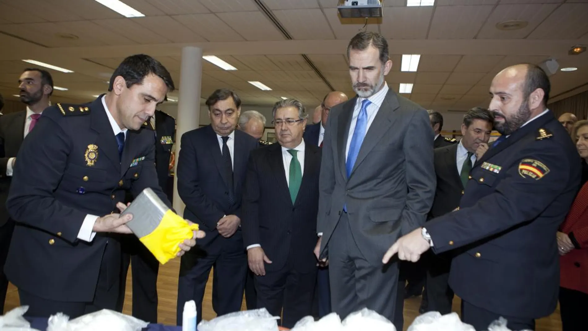 El Rey Felipe acompañado por el ministro del Interior, Juan Ignacio Zoido, entre otras autoridades, durante la visita realizada hoy a las instalaciones de la Brigada Central de Estupefacientes de la Policía Nacional con motivo de su 50 aniversario