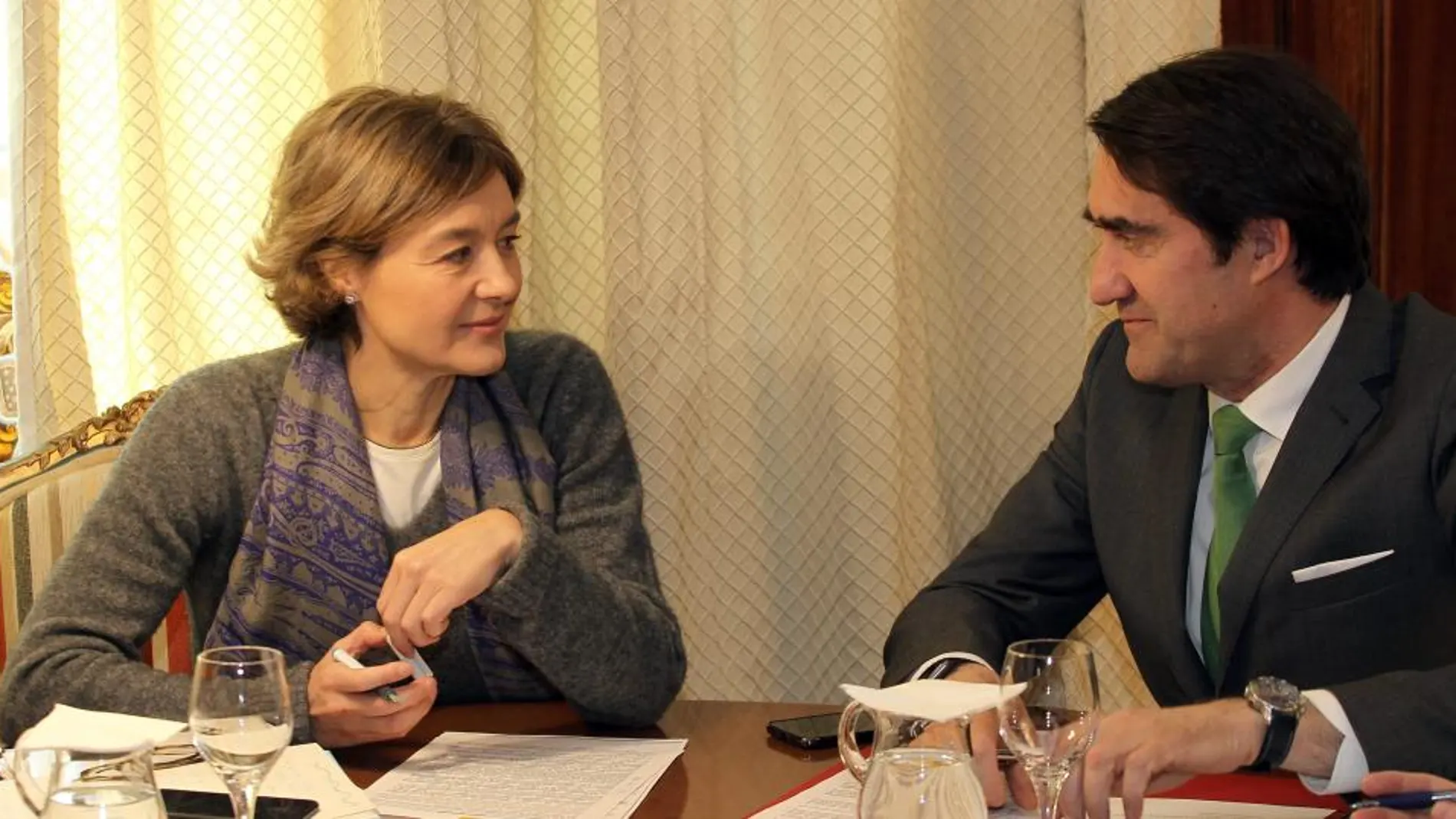 Un instante de la reunión entre la ministra Isabel García Tejerina y el consejero de Fomento y Medio Ambiente, Juan Carlos Suárez-Quiñones, en Madrid