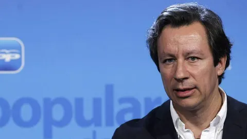 El vicesecretario general de Organización y Electoral del PP, Carlos Floriano, durante su intervención en la reunión de la Junta Local del PP de Cáceres.