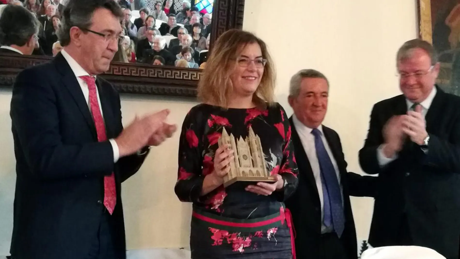 Aurora García Martín recibe la Pulchra Leonina de manos de Martínez Majo, en presencia de Antonio Silván