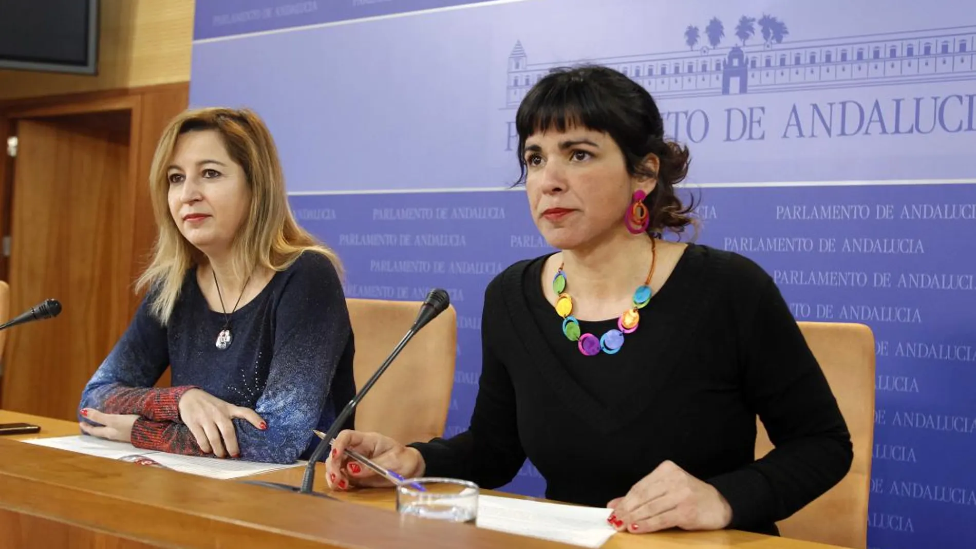 Las diputadas andaluzas de Podemos Carmen Lizárraga y Teresa Rodríguez, en la Cámara autonómica