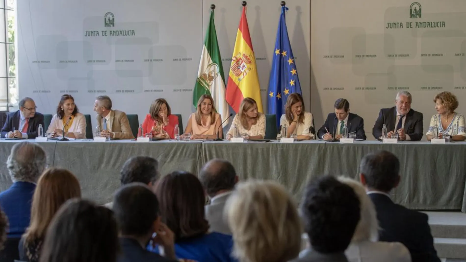 La presidenta andaluza, Susana Díaz asistió ayer a la firma en Sevilla de un convenio para la sensibilización y defensa de los derechos y la imagen social de las personas con problemas de salud mental (Foto: Efe)