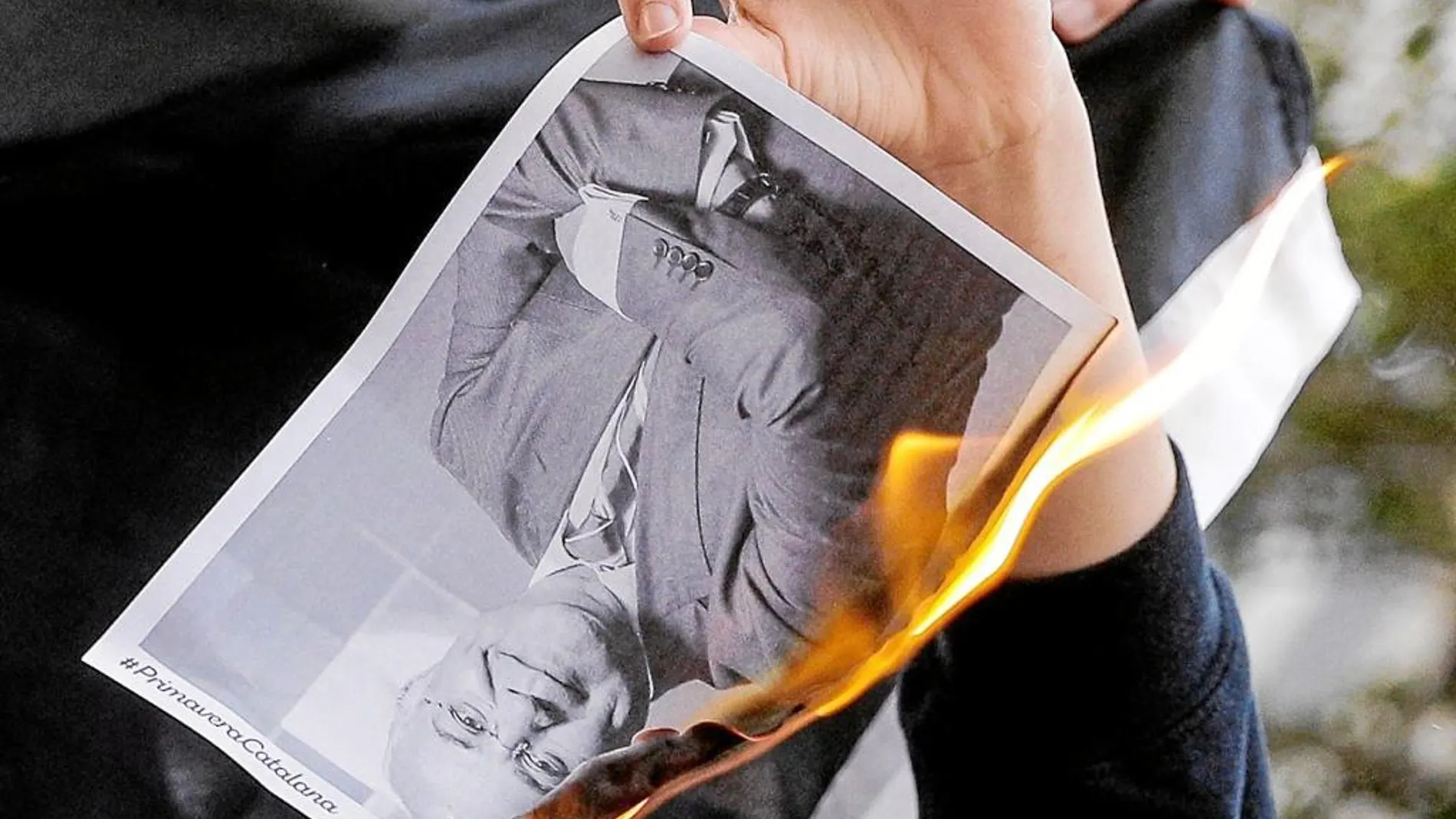 Un hombre quema una imagen del juez Llarena la semana pasada en Valencia