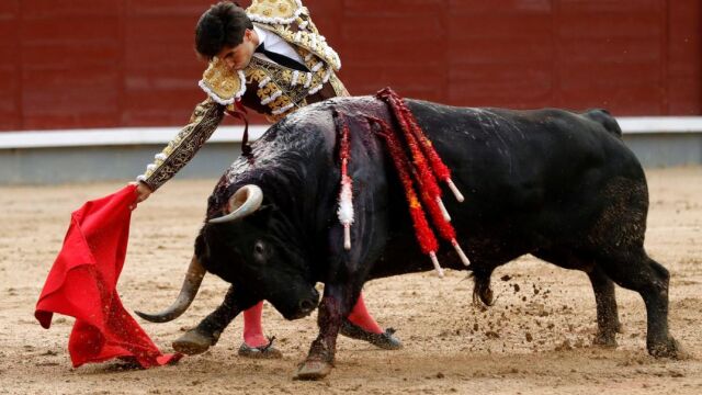 Álvaro Lorenzo toreando ayer por el pitón derecho un toro de Torrehandilla / EFE