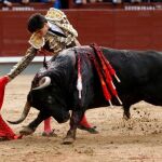 Álvaro Lorenzo toreando ayer por el pitón derecho un toro de Torrehandilla / EFE